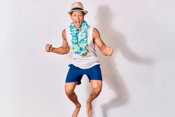 Junger Gut Aussehender Hispanischer Touristenmann Urlaub Sommerkleidung Und Hawaiianischem Lei — Stockfoto