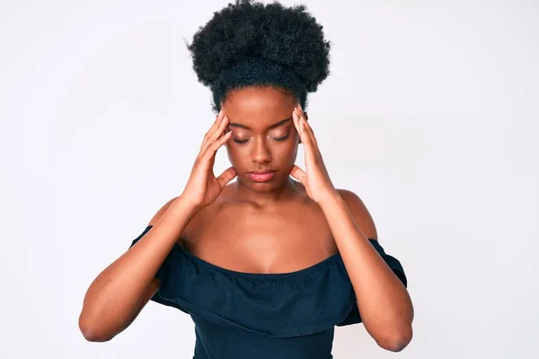 Jonge Afro Amerikaanse Vrouw Draagt Casual Kleding Met Hand Hoofd — Stockfoto