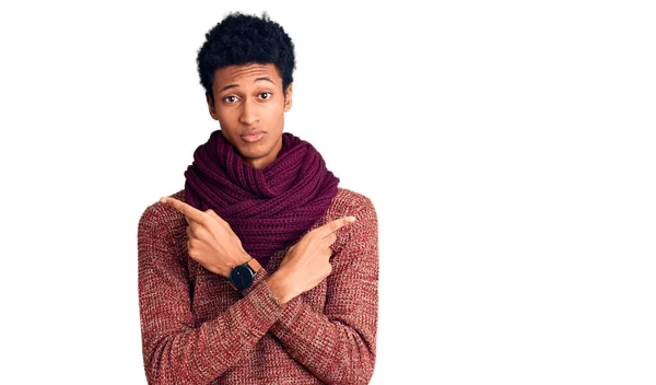 Giovane Uomo Afroamericano Indossa Casual Maglione Invernale Sciarpa Che Punta — Foto Stock