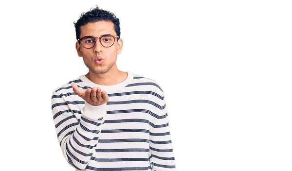 Hispano Joven Guapo Con Ropa Casual Gafas Mirando Cámara Soplando — Foto de Stock