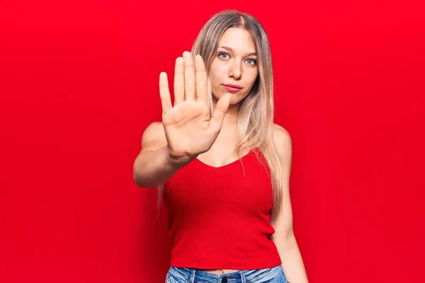 Ung Blond Kvinna Vardagskläder Slutar Sjunga Med Handflatan Varningsuttryck Med — Stockfoto