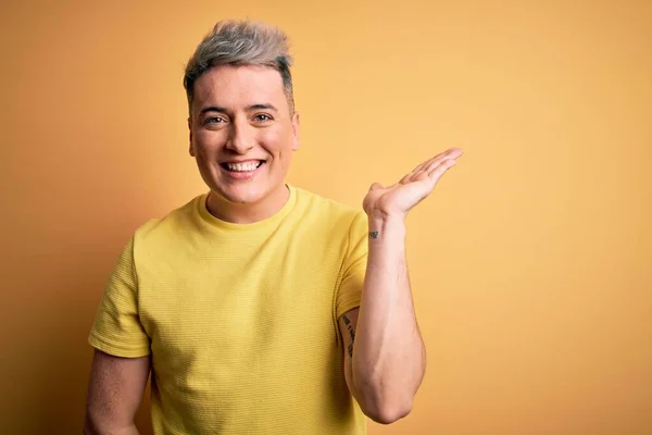 Jovem Bonito Homem Moderno Vestindo Camisa Amarela Sobre Amarelo Isolado — Fotografia de Stock