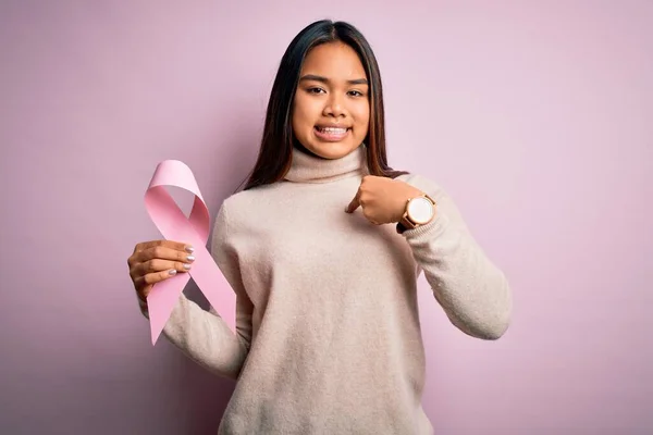 Młoda Azjatycka Dziewczyna Trzyma Różowy Symbol Wstążki Raka Dla Wsparcia — Zdjęcie stockowe