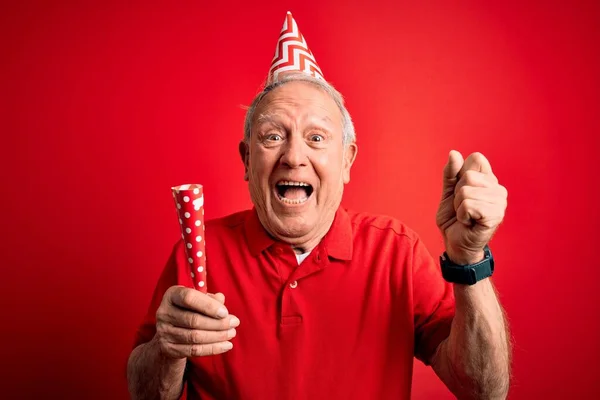 Hombre Pelo Gris Senior Con Sombrero Cumpleaños Celebración Trompeta Fiesta — Foto de Stock