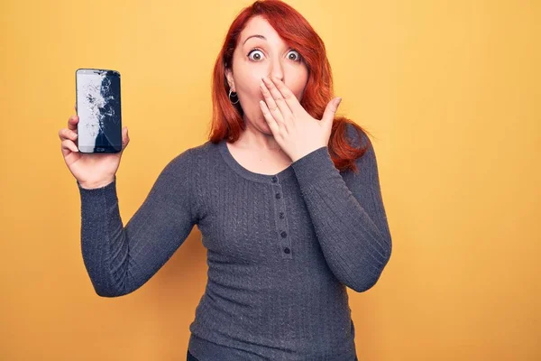 Młoda Piękna Ruda Kobieta Trzyma Zepsuty Smartfon Pokazując Pęknięty Ekran — Zdjęcie stockowe