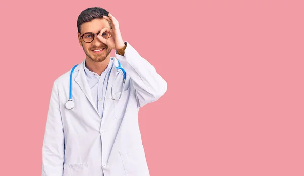 Guapo Joven Con Oso Vistiendo Uniforme Doctor Haciendo Buen Gesto —  Fotos de Stock