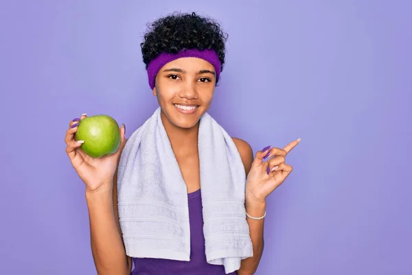 Mulher Afro Americana Africana Bonita Desportiva Fazendo Exercício Vestindo Toalha — Fotografia de Stock