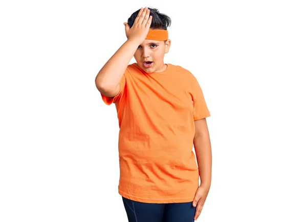 間違いのために頭の上に手で驚いてスポーツウェアを着て小さな男の子 エラーを覚えている 忘れられた悪い記憶の概念 — ストック写真