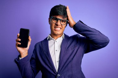 Ceket ve gözlük takan yakışıklı bir iş adamı kafasında ekranla ekranı gösteriyor. Utanç ve şaşkınlık dolu, sinirli ve hayal kırıklığına uğramış bir halde. Hata için korku ve üzüntü.