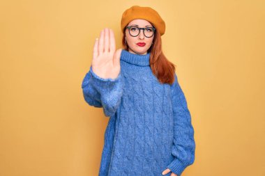 Genç, güzel, kızıl saçlı, Fransız beresi takan ve sarı arka planda gözlüklü bir kadın avucunun içi gibi şarkı söylemeyi kesiyor. Yüzünde olumsuz ve ciddi bir jest olan uyarı ifadesi.