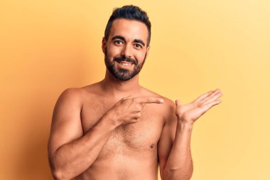 Latin asıllı genç adam kameraya hayret içinde bakıyor ve gülümsüyor.. 