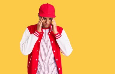 Beyzbol üniforması giyen, başı ağrıyan genç bir Afrikalı Amerikalı. Stres yüzünden. migren ağrısı. 