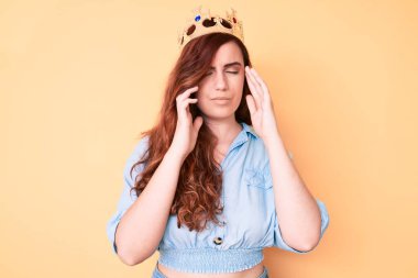 Prenses tacı takan genç ve güzel bir kadın. Başı ağrıyor çünkü stres altında. migren ağrısı. 