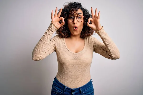 Jeune Belle Femme Arabe Bouclée Portant Shirt Décontracté Des Lunettes — Photo