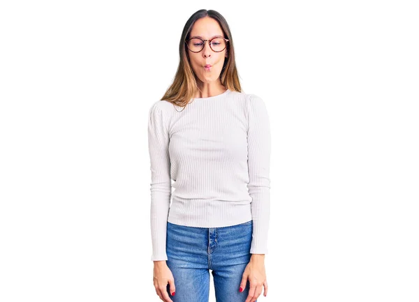 Schöne Brünette Junge Frau Lässigem Weißen Pullover Und Brille Macht — Stockfoto