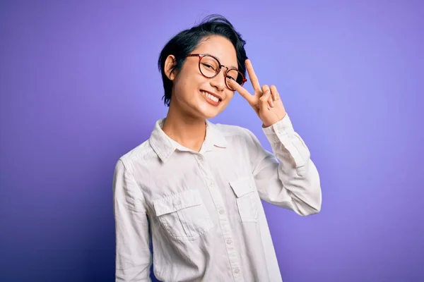 Jong Mooi Aziatisch Meisje Dragen Casual Shirt Bril Staan Paarse — Stockfoto
