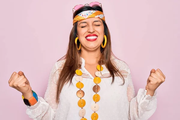 Joven Hippie Hispana Con Estilo Boho Moda Gafas Sol Sobre —  Fotos de Stock