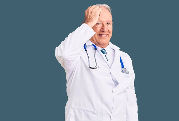 Hombre Mayor Guapo Pelo Gris Con Abrigo Médico Estetoscopio Sonriendo —  Fotos de Stock