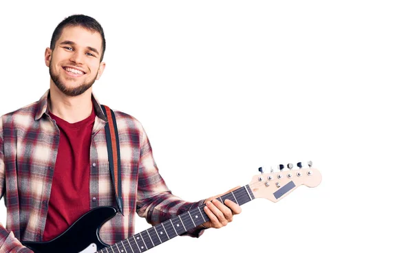 Genç Yakışıklı Adam Elektro Gitar Çalıyor Pozitif Mutlu Görünüyor Kendine — Stok fotoğraf