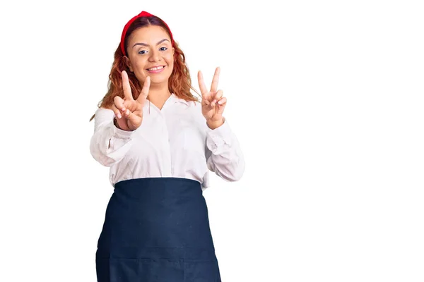 Junge Lateinische Frau Mit Kellnerschürze Lächelt Die Kamera Und Zeigt — Stockfoto