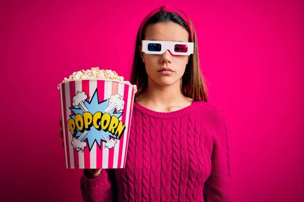 Giovane Bella Ragazza Guardando Film Utilizzando Occhiali Mangiare Scatola Con — Foto Stock