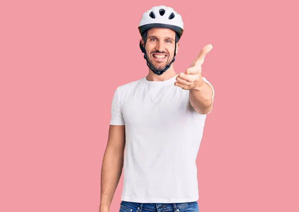 Joven Hombre Guapo Con Casco Bicicleta Sonriendo Amistoso Ofreciendo Apretón —  Fotos de Stock