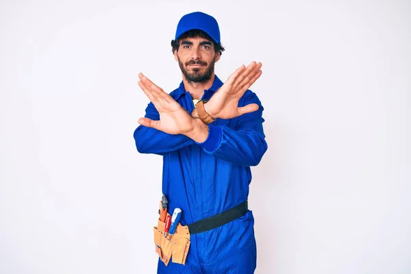 Jovem Bonito Com Cabelo Encaracolado Urso Tecelagem Handyman Expressão Rejeição — Fotografia de Stock