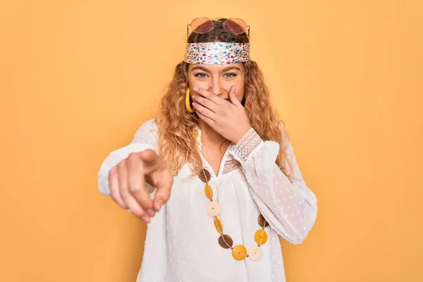 Ung Vacker Blond Hippie Kvinna Med Blå Ögon Bär Solglasögon — Stockfoto
