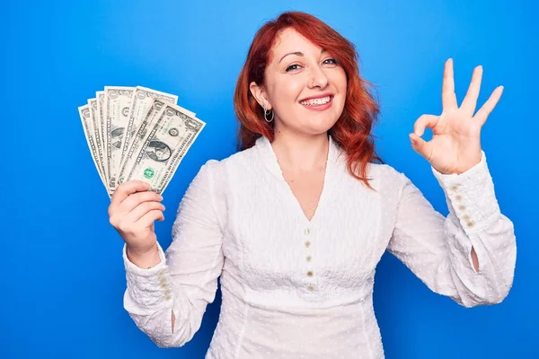 Junge Schöne Rothaarige Frau Mit Einem Bündel Dollarnoten Vor Blauem — Stockfoto