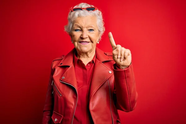 Senior Hermosa Mujer Pelo Gris Con Chaqueta Roja Casual Gafas —  Fotos de Stock