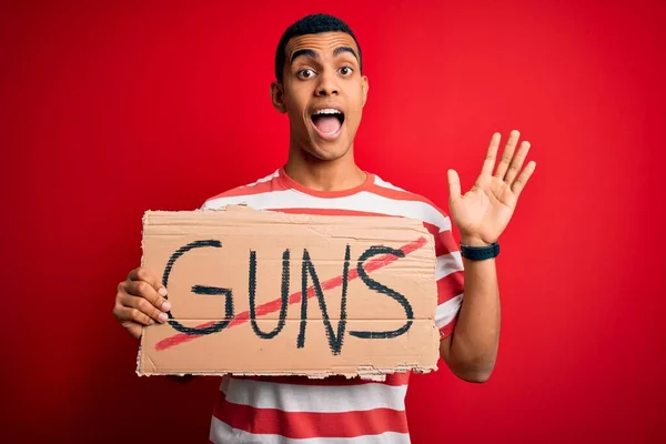 Jovem Afro Americano Bonito Segurando Banner Com Armas Proibidas Mensagem — Fotografia de Stock