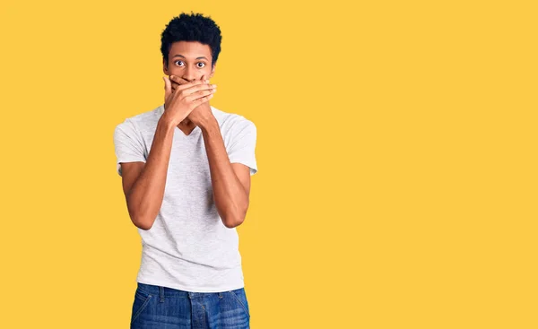 Joven Afroamericano Que Llevaba Una Camiseta Blanca Casual Sorprendió Cubriendo —  Fotos de Stock