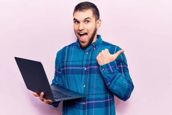 Fiatal Jóképű Férfi Dolgozik Laptoppal Mutatva Hüvelykujját Felfelé Mosolyogva Boldog — Stock Fotó