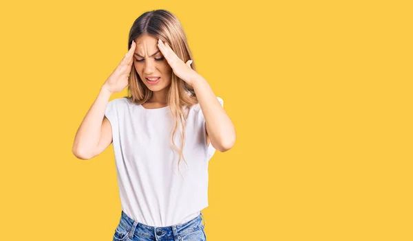 Bella Donna Caucasica Con Capelli Biondi Che Indossa Una Maglietta — Foto Stock