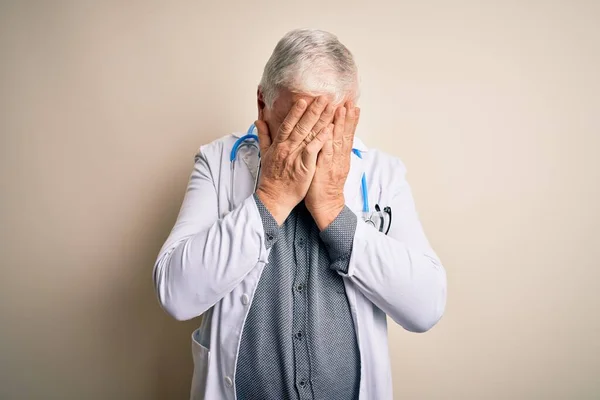 Starszy Przystojny Lekarz Hoary Noszący Płaszcz Stetoskop Białym Tle Smutną — Zdjęcie stockowe