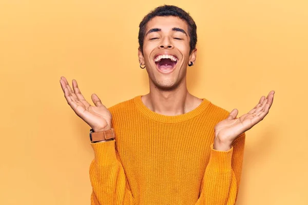 Ung Afrikansk Amercian Man Bär Casual Kläder Firar Galen Och — Stockfoto