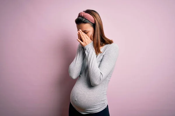 Genç Güzel Bir Kız Hamile Pembe Arka Plan Üzerinde Bebek — Stok fotoğraf
