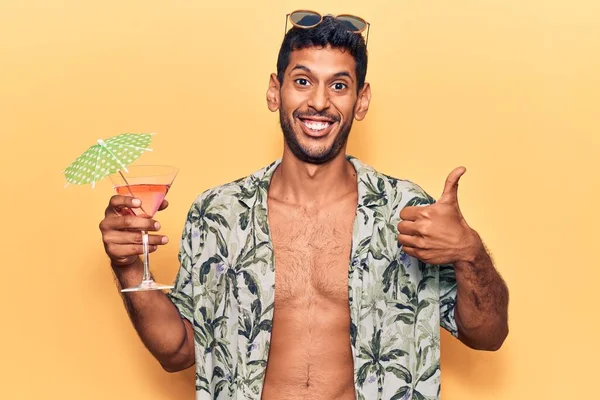 Mladý Latinský Muž Letní Košili Drží Koktejl Úsměvem Šťastný Pozitivní — Stock fotografie