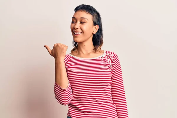 Mujer Joven Con Ropa Casual Apuntando Pulgar Hacia Lado Sonriendo — Foto de Stock