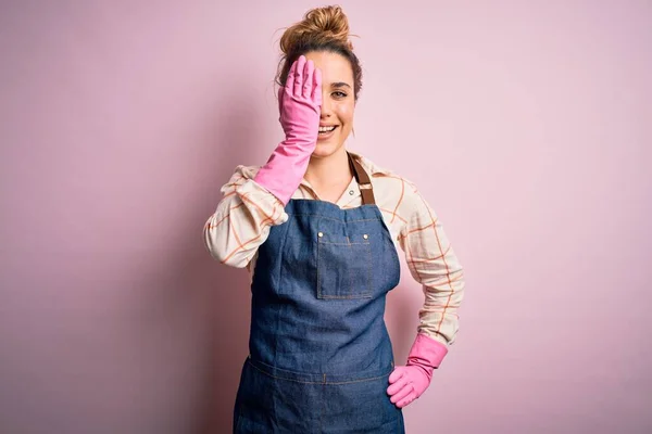 Молодая Красивая Блондинка Уборщица Выполняющая Домашнюю Работу Перчатках Перчатках Закрывающих — стоковое фото