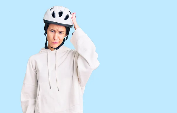 Mulher Jovem Morena Bonita Usando Capacete Bicicleta Roupas Esportivas Confundem — Fotografia de Stock