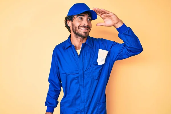 Knappe Jongeman Met Krullend Haar Beer Dragen Bouwer Jumpsuit Uniform — Stockfoto