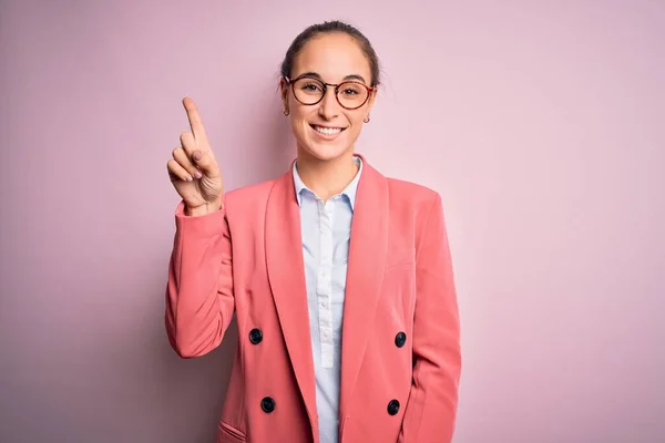 Jonge Mooie Zakenvrouw Dragen Jas Bril Geïsoleerde Roze Achtergrond Tonen — Stockfoto