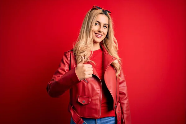 Jonge Mooie Blonde Vrouw Draagt Casual Jas Staan Geïsoleerde Rode — Stockfoto