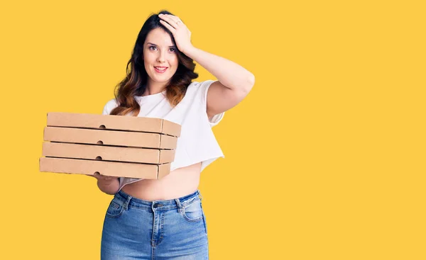 Vacker Ung Brunett Kvinna Som Håller Leverans Pizza Box Stressad — Stockfoto