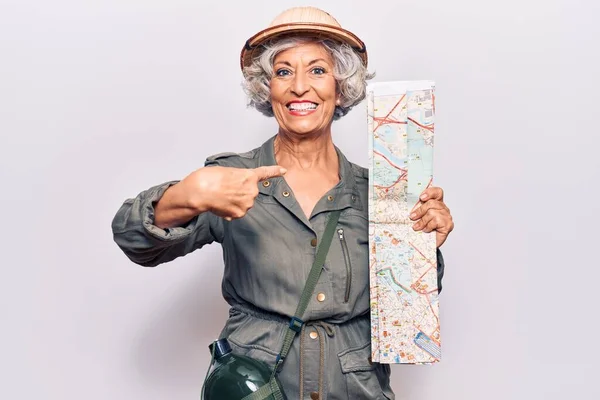 Ältere Grauhaarige Frau Mit Forscherhut Die Mit Dem Finger Auf — Stockfoto