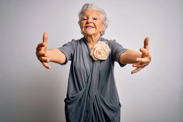 Senior Vacker Gråhårig Kvinna Bär Casual Klänning Stående Över Vit — Stockfoto
