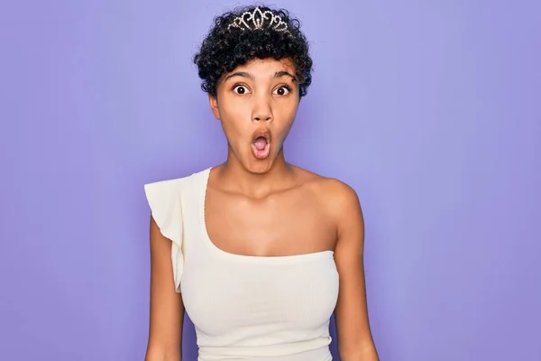 Joven Hermosa Afroamericana Afro Mujer Con Corona Tiara Sobre Fondo —  Fotos de Stock