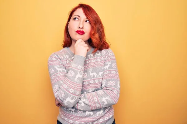 Schöne Rothaarige Frau Trägt Weihnachtspullover Mit Rentieren Über Gelbem Hintergrund — Stockfoto