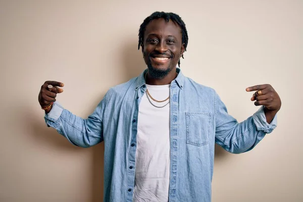 Joven Hombre Afroamericano Guapo Usando Camisa Mezclilla Casual Sobre Fondo —  Fotos de Stock